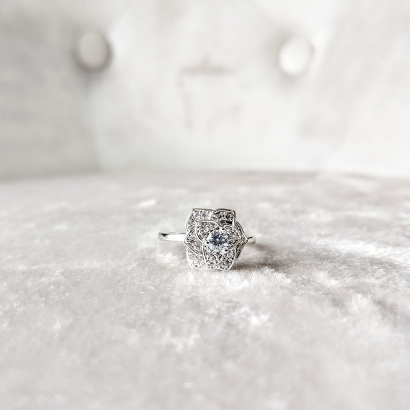 💎NEW💎 WHITE GOLD PLATED CAMILLIA RING - Picture 3 of 10